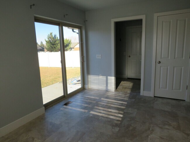 Building Photo - 4 Bedroom Townhome in River Pointe Subdivi...