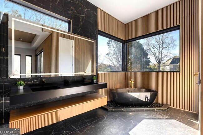 Building Photo - 3600 Lower Roswell Rd