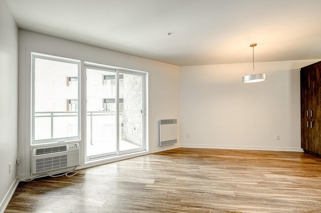 Building Photo - 173 Boulevard Armand-Frappier