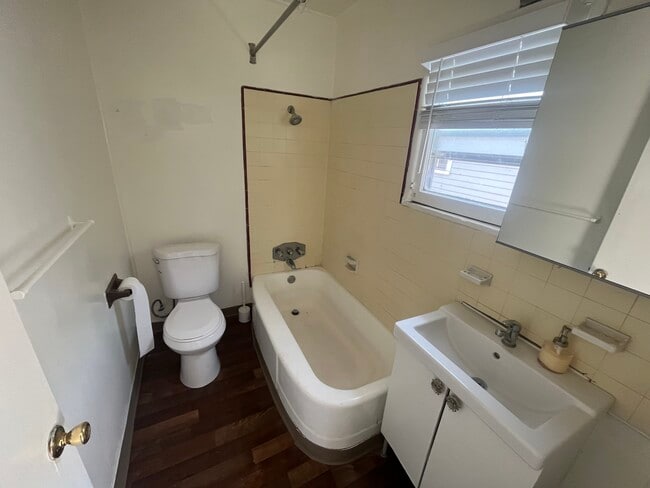 Bath room - 3852 College Ave