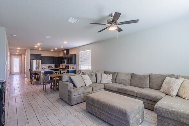 Foto del edificio - Beautiful home offers access to resort-style amenities
