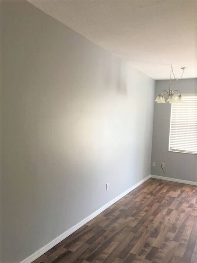 Building Photo - Beautiful 4/3 Townhouse in Winter Garden