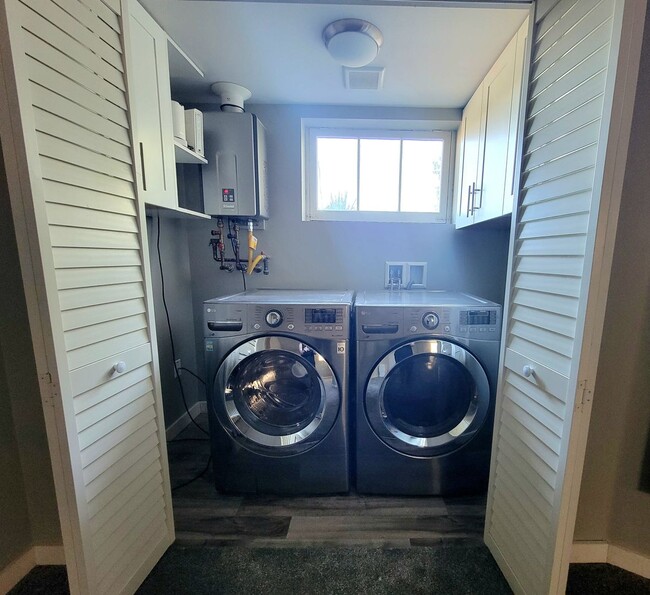 Building Photo - Bright, spacious, 3 bed with bonus room, h...