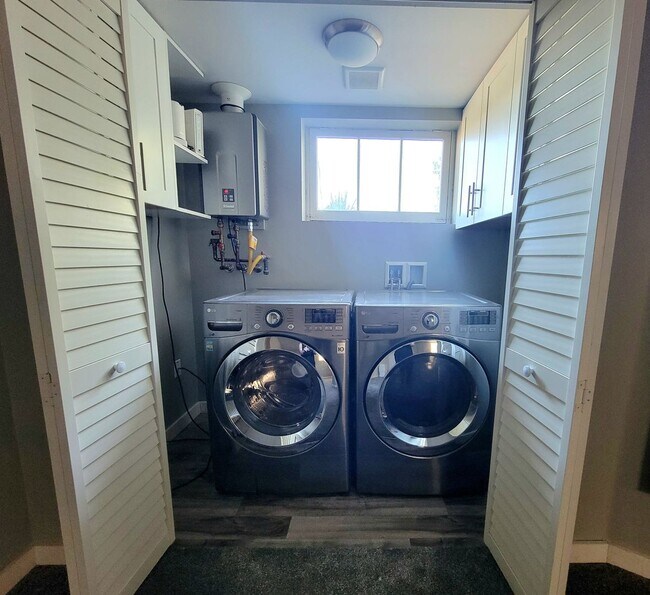 Foto del edificio - Bright, spacious, 3 bed with bonus room, h...