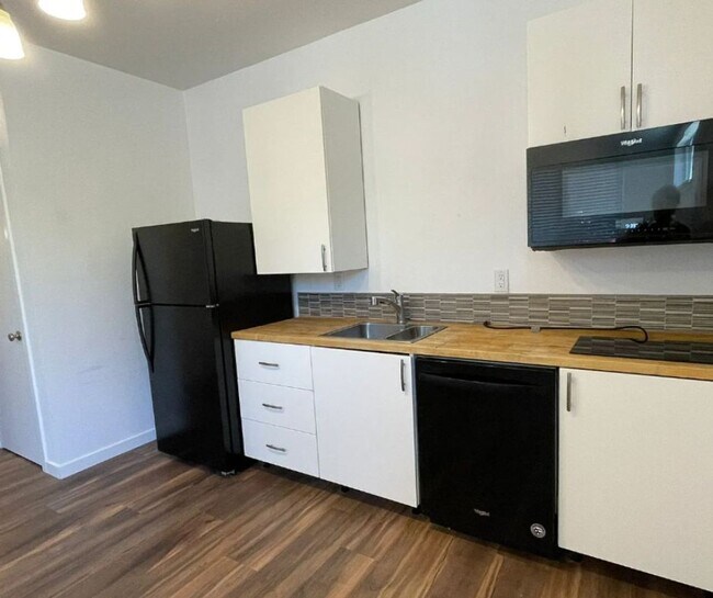 Foto del edificio - 4384 N Gantenbein Ave