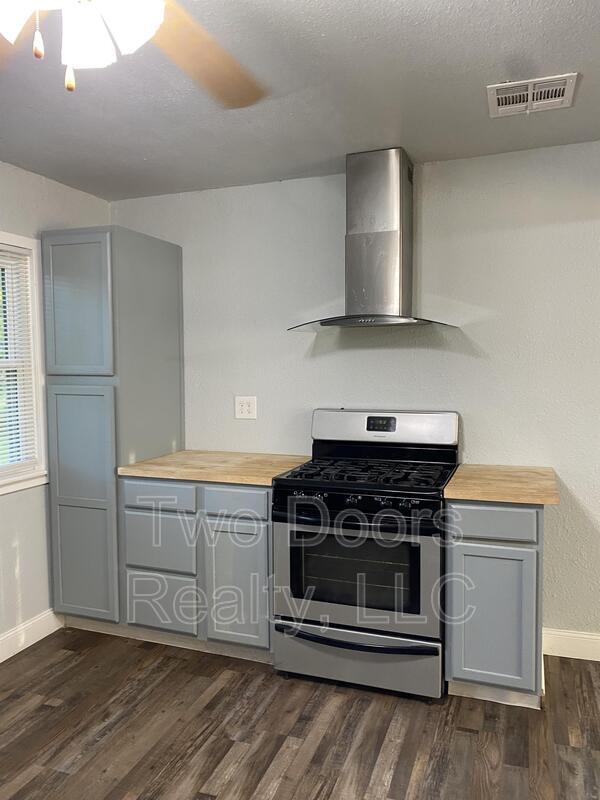 Building Photo - 3512 Woodside Dr