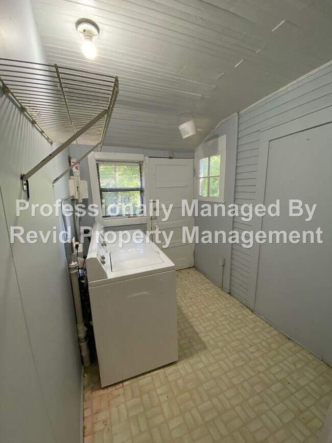 Building Photo - 1 Bed 1 Bath Apartment in Midtown!