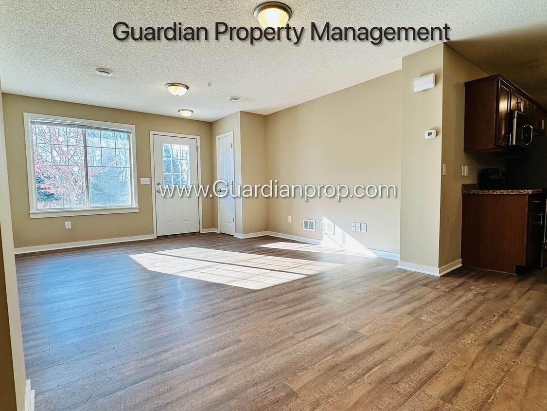 Foto principal - North Brooklyn Park Town Home, Dedicated O...