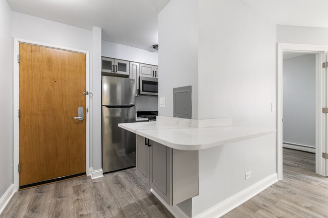 Building Photo - 6201 N Kenmore Ave