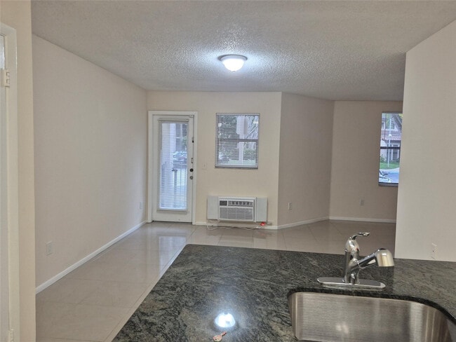 Foto del edificio - 4481 W McNab Rd