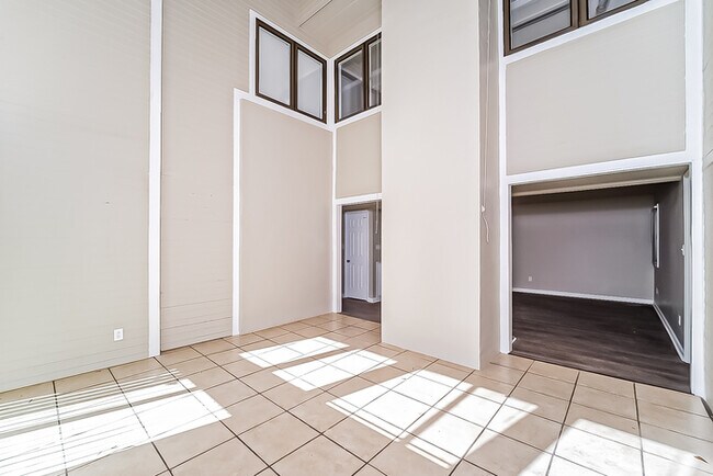 Building Photo - Outstanding 3 Bedroom