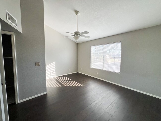 Building Photo - MOVE IN SPECIAL! Updated 2 Bed/2.5 Bath To...