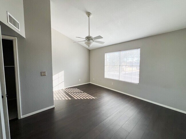 Foto del edificio - MOVE IN SPECIAL! Updated 2 Bed/2.5 Bath To...