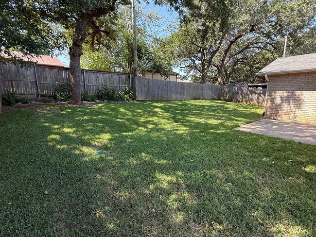 Foto del edificio - 6700 Forestview Dr