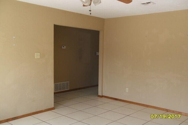 Building Photo - 1441 NW Great Plains Blvd
