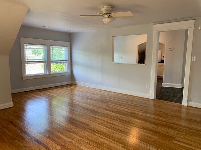 Large living space - 3916 Charlotte St