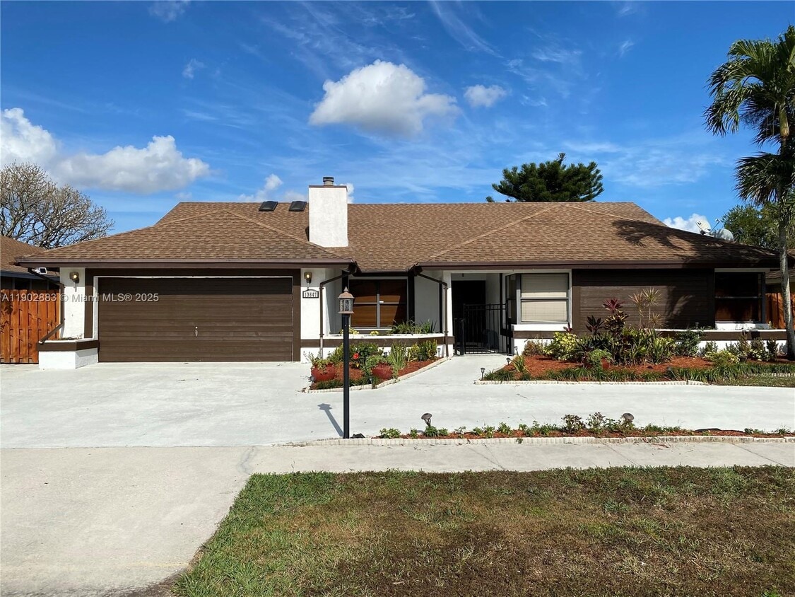 Foto principal - 13647 Barberry Dr