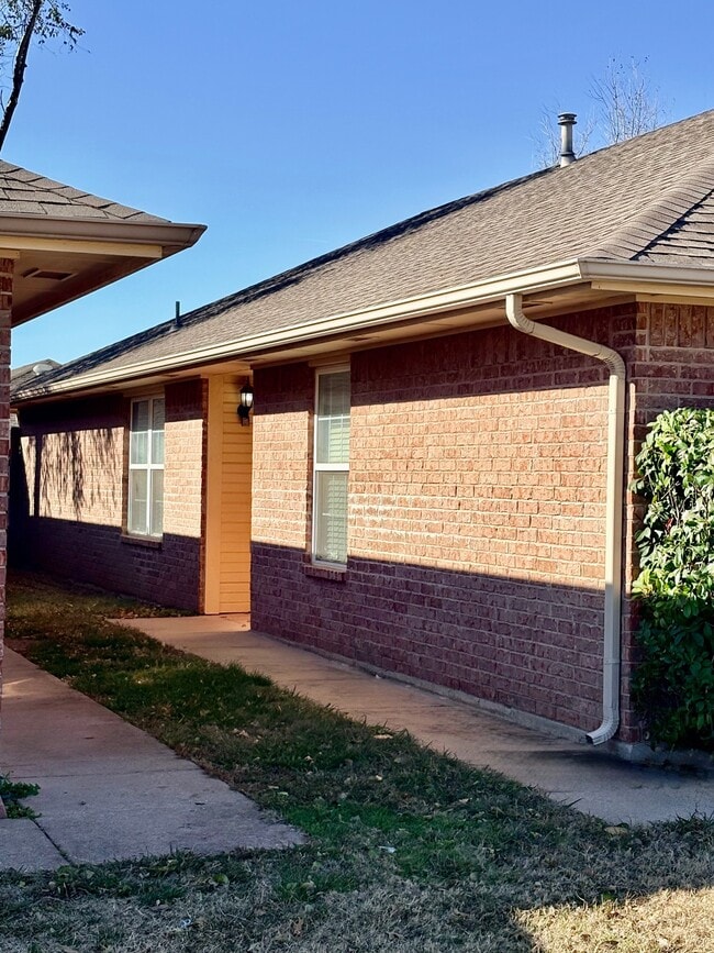 Building Photo - 806 Beaumont Square