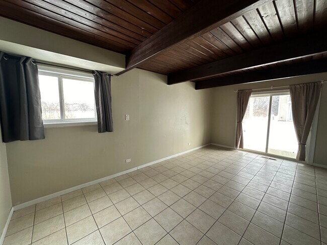 Building Photo - 474 Meadow Green Ln