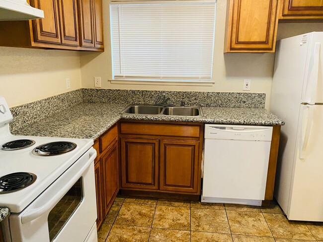 Building Photo - Gated Community Close to Hwy 99 & Shopping