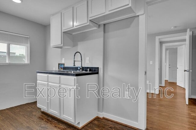 Building Photo - 546 55th St