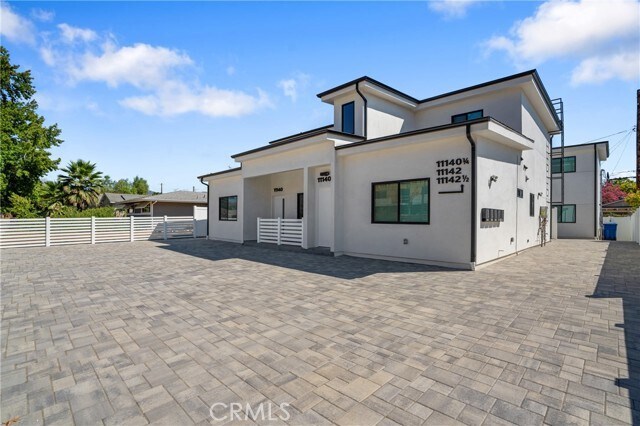 Foto del edificio - 11140 Woodley Ave