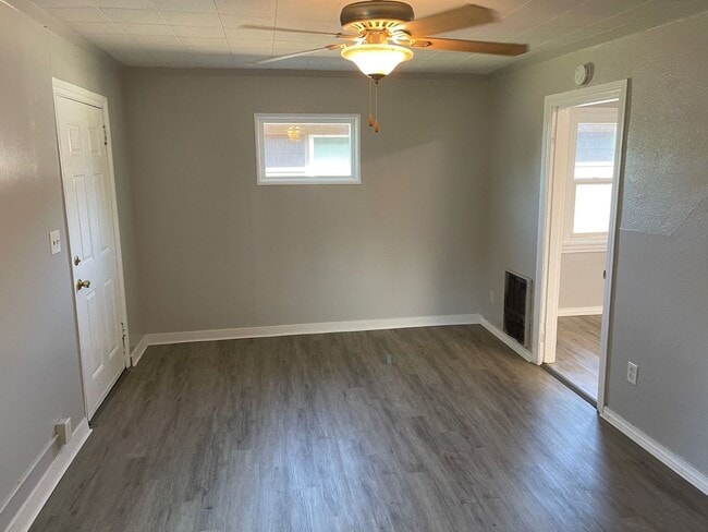 Foto del edificio - 2135 Eberlein Ave