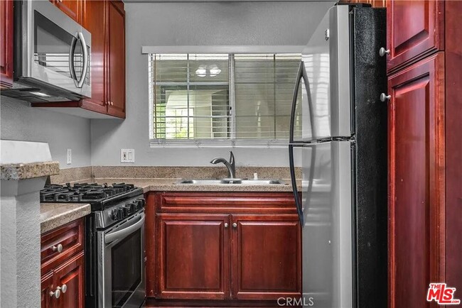 Building Photo - 5565 Canoga Ave