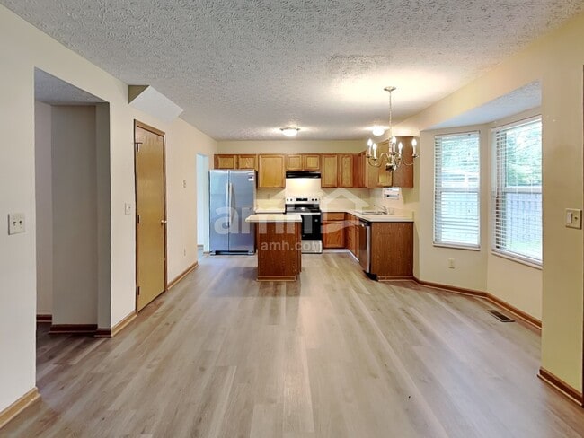 Building Photo - 8190 Pelham Dr