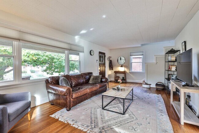 Foto del edificio - 4964 Oaklawn Dr