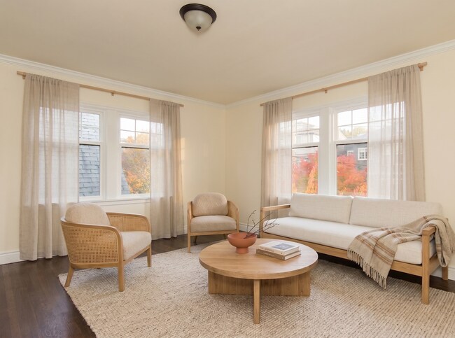 Foto del edificio - Chic Top-Floor 2BD/1BA Lower Queen Anne Seattle Apartment for Rent | Rooftop Space Needle Views, ...