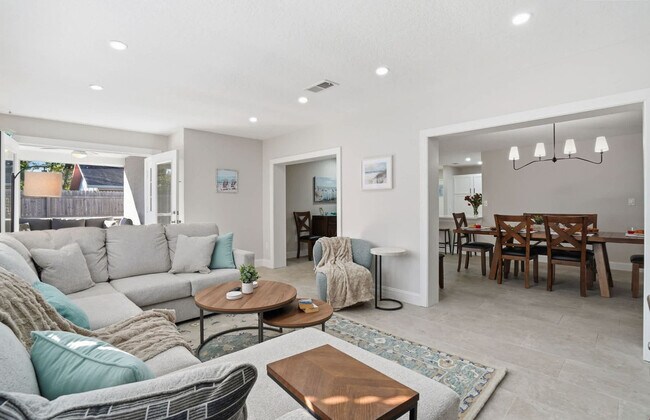Building Photo - 3301 Woodmont Dr