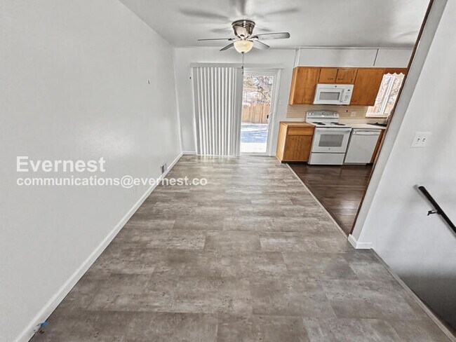 Foto del edificio - 4 Bed/3 Bath Home with Fenced Yard & Garage / Available Now!