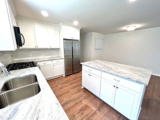 Foto del edificio - 4 Bedroom with Bonus Room Home in highly d...