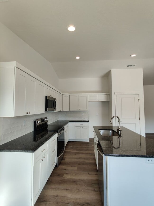 Building Photo - Stunning Newer Build in Benton City