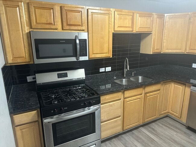 Building Photo - 851 Miller Ln