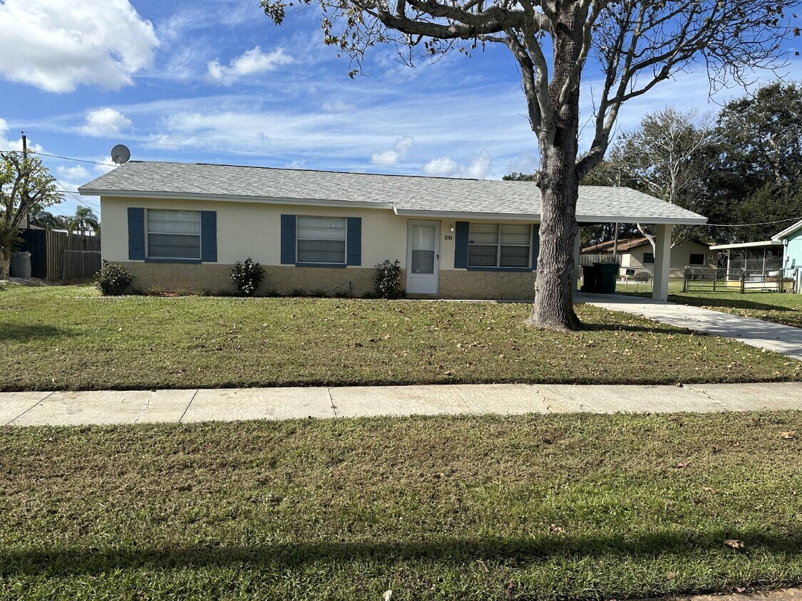 Foto principal - 3 bed, 2 bath pool home