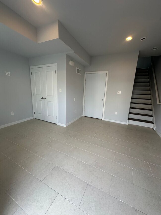Foto del edificio - Beautifully Renovated 4 Bed/ 3.5 Bath With Rooftop!