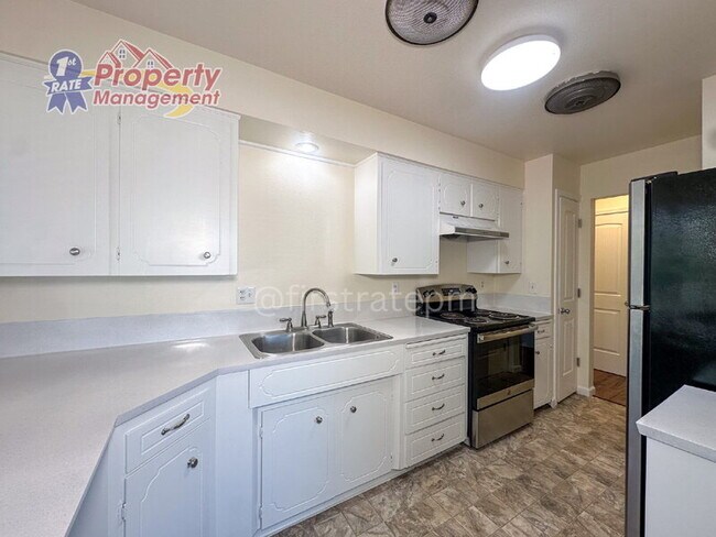 Foto del edificio - 1826 N Crestmont Dr