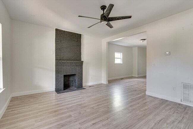 Foto del edificio - Spacious 4-Bedroom Home in Quiet Neighborh...