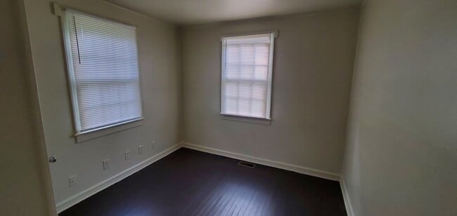 Building Photo - 2 Bedroom House