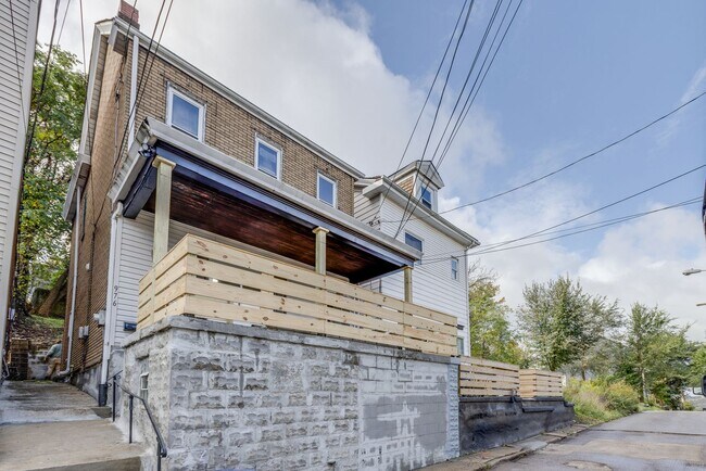Building Photo - Available NOW - Fully Renovated 2 Bedroom ...