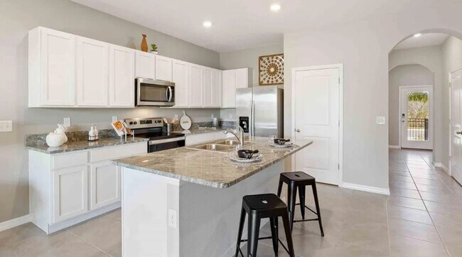Foto del edificio - Spacious 3-Bed, 2.5-Bath Townhouse in West...