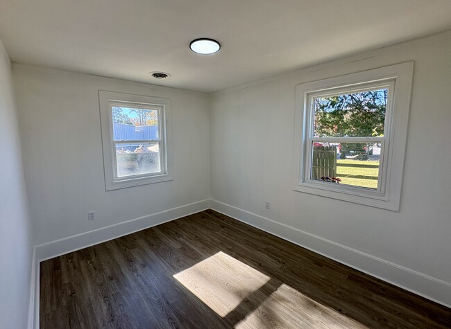 Building Photo - 889 W Main St