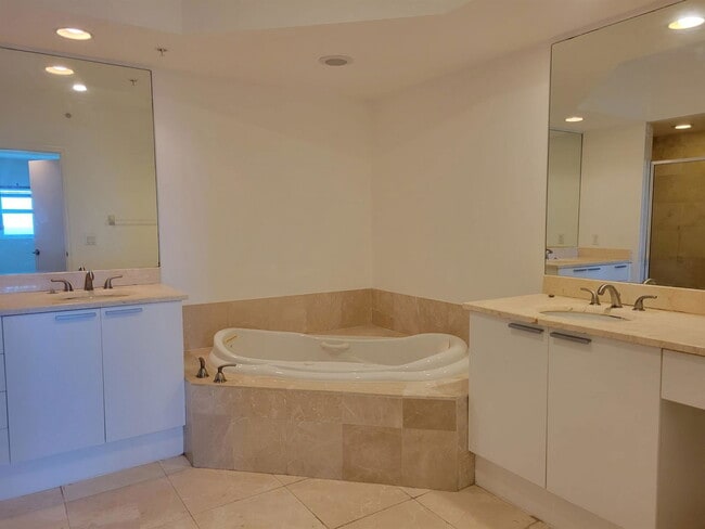 Foto del edificio - 15051 Royal Oaks Ln