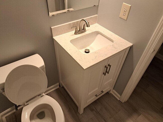 Building Photo - Great Townhome