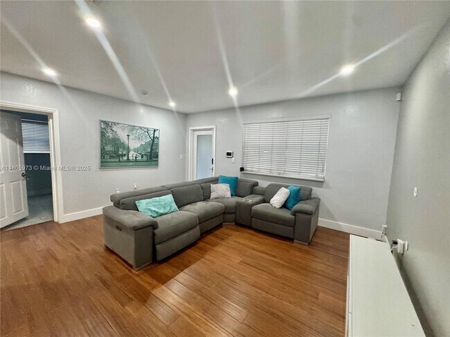 Foto del edificio - 3010 N 73rd Ave