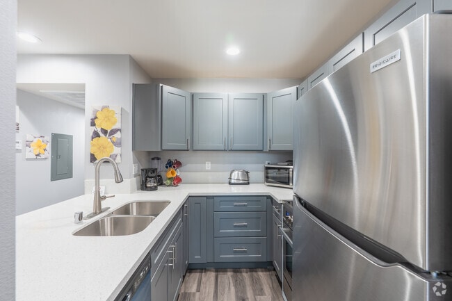 2 habitaciones, 2 baños - 1000 pies cuadrados - Cocina - The Diplomat Apartments
