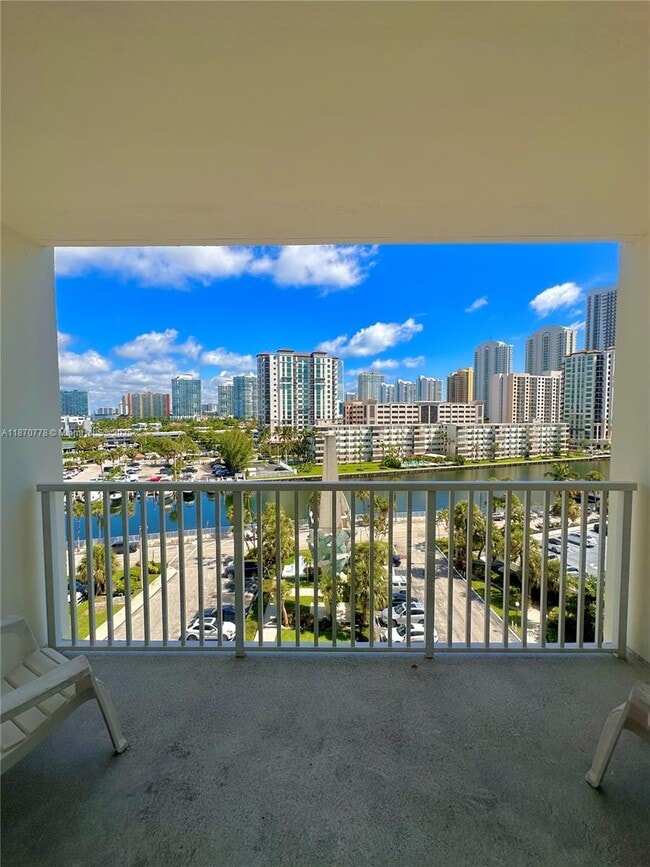 Building Photo - 300 Bayview Dr