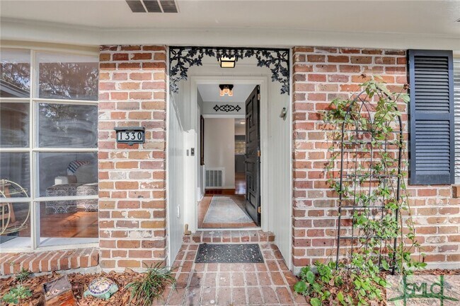 Foto del edificio - 1330 Grace Dr